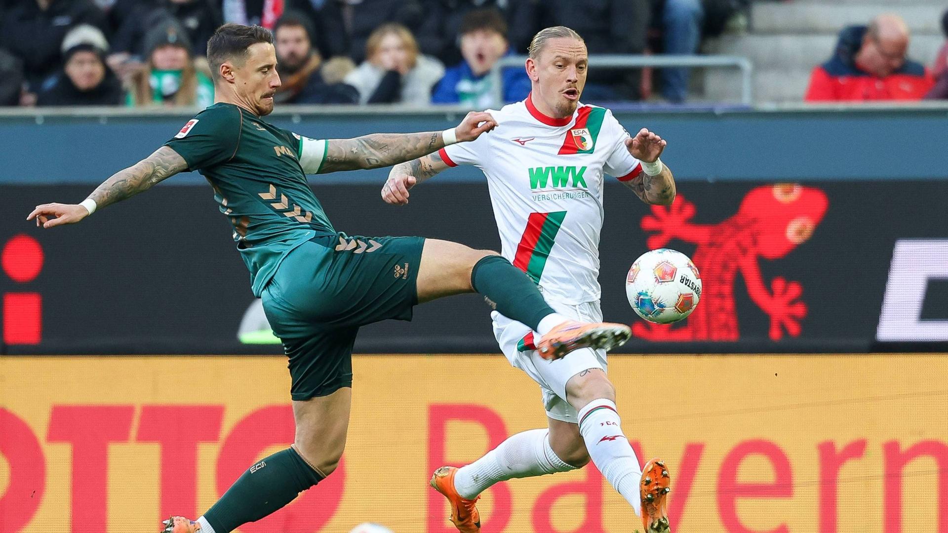 Fußballprofi Marco Friedl (l.) im Bundesligaspiel beim FC Augsburg im Zweikampf mit Marius Wolf | imago/Kolberg