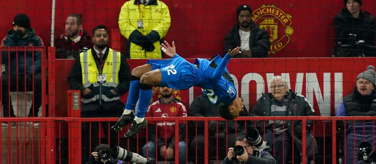 Eli Junior Kroupi bejubelt sein Tor gegen Manchester United