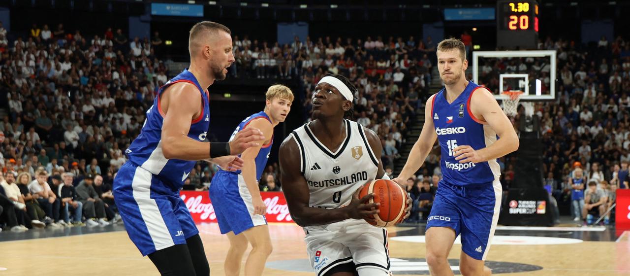 Deutschlands Isaac Bonga zieht zum Korb