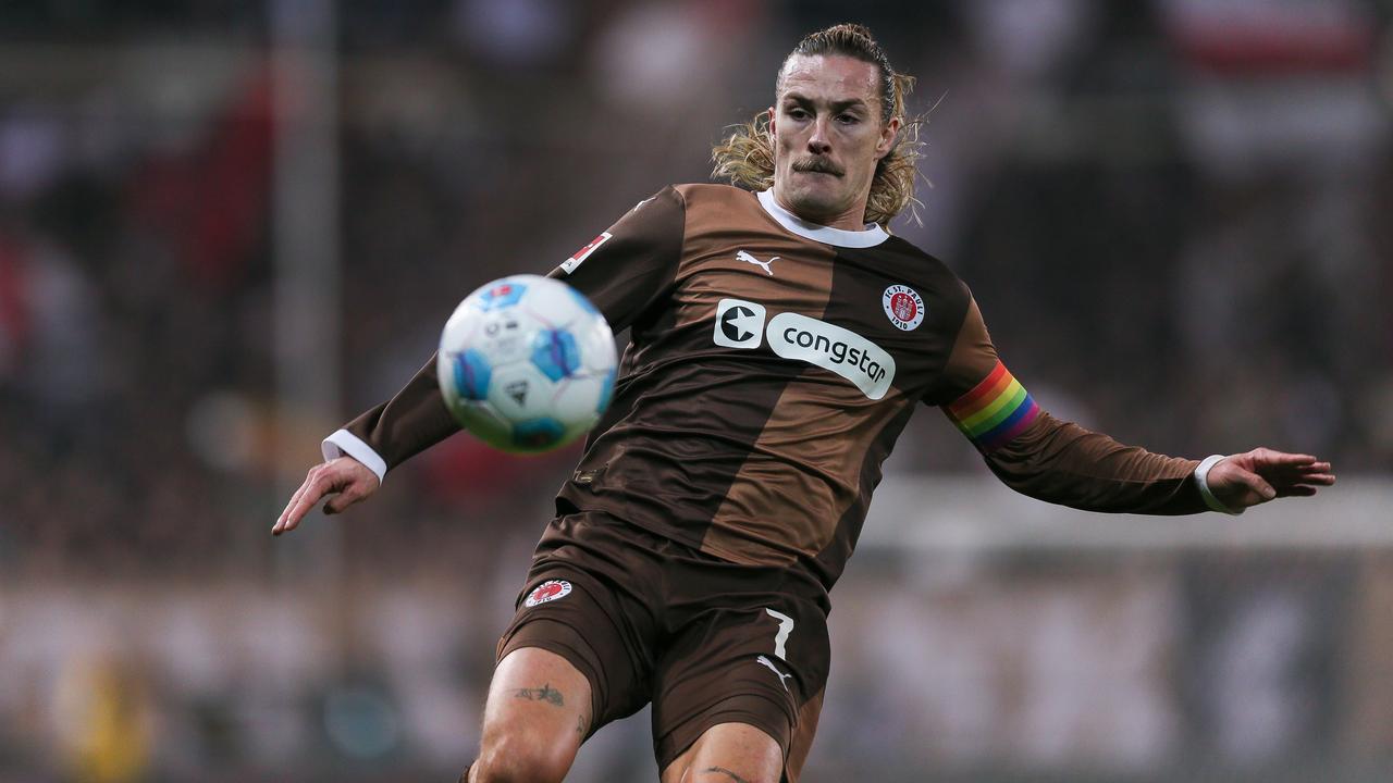 Fußballprofi Jackson Irvine von Bundesligist FC St. Pauli nimmt den Ball an | Getty/Sudheimer