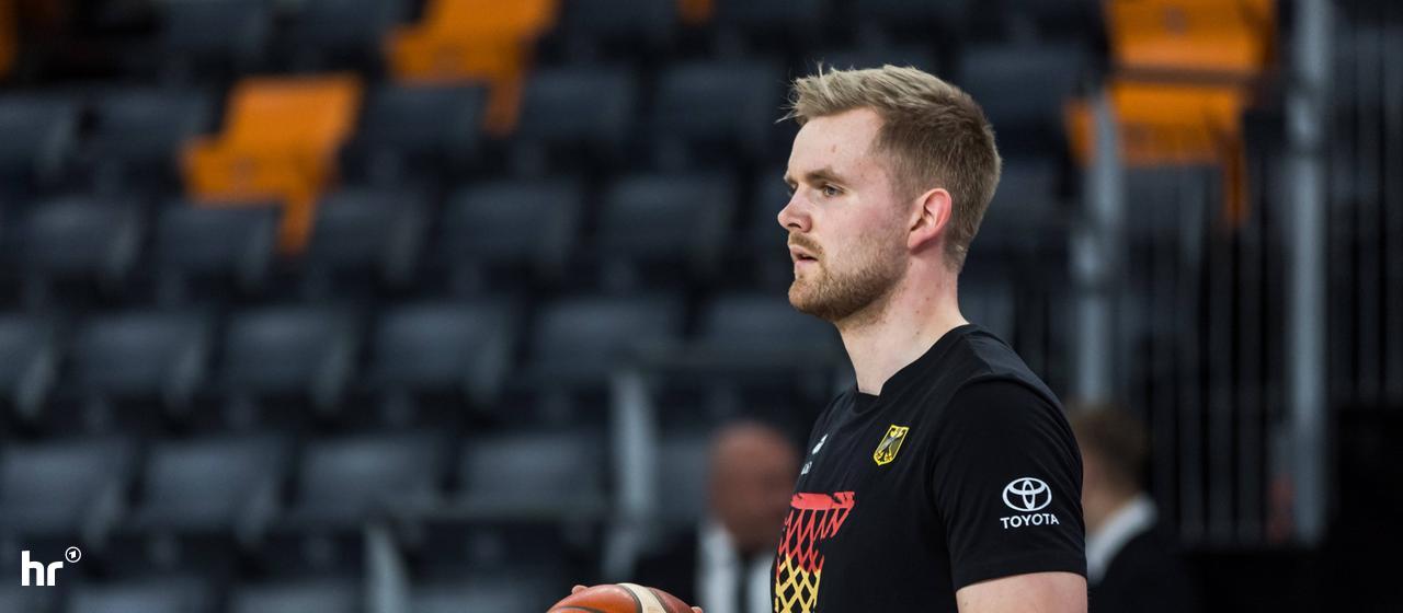 Till Pape beim Warmmachen beim WM-Qualifikationsspiel in Ulm