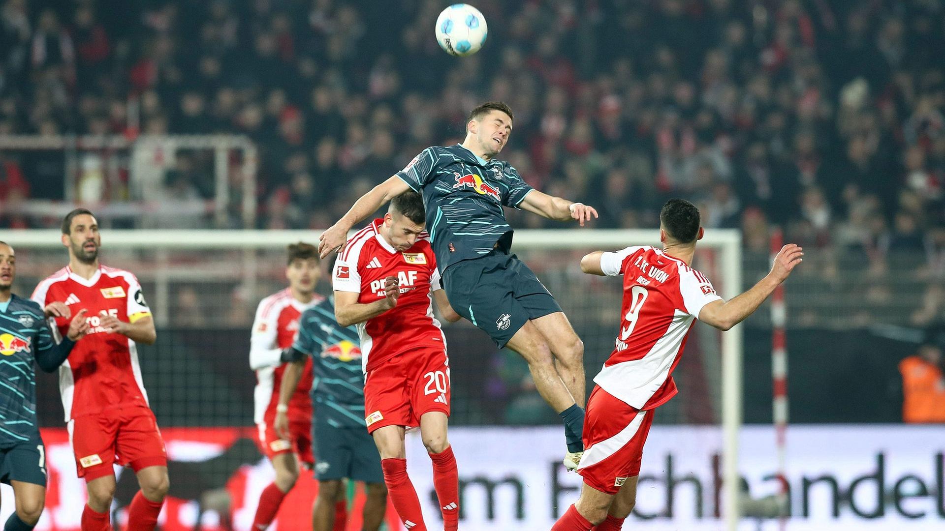 László Bénes und Christoph Baumgartner im Zweikampf | IMAGO / Jan Huebner