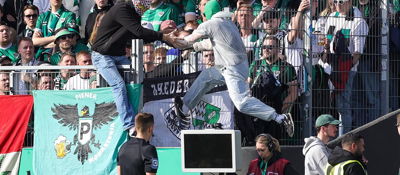 Die vermutlichen "Übeltäter" flüchten zurück in den Preußen-Block 