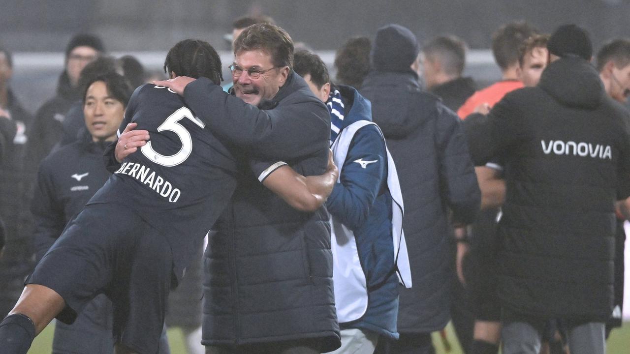 Dieter Hecking jubelt mit seinen Spielern. | IMAGO / Team 2