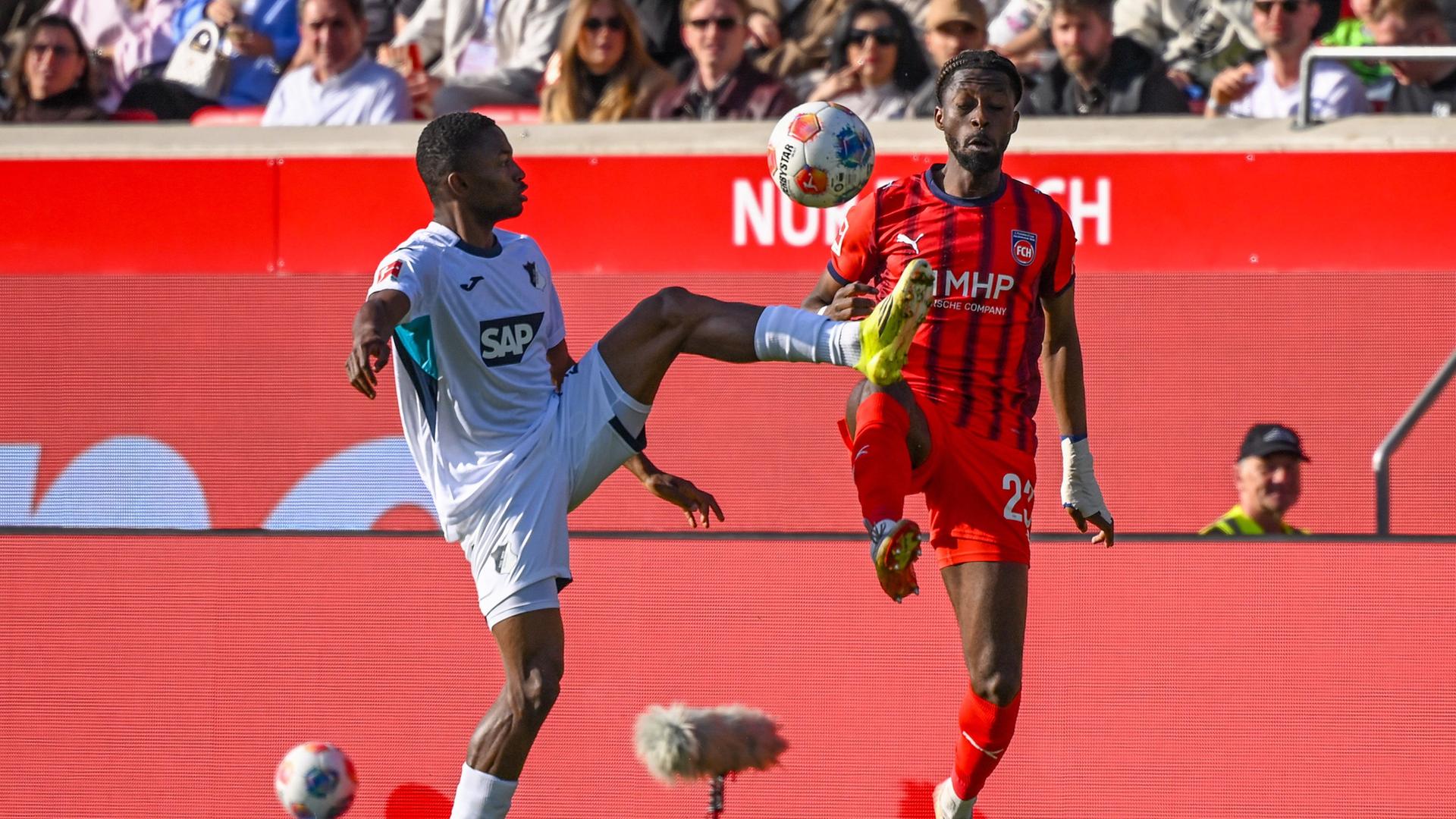 Базумана Траоре из «Хоффенхайма» в борьбе с Омаром Траоре из «Хайденхайма»