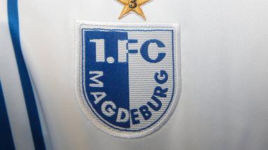Symbolbild: Das Logo des 1. FC Magdeburg auf einem Trikot. Quelle: imago images/Christian Schroedter