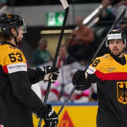 Fabio Wagner (r.) feiert seinen Treffer zum 3:0 mit Moritz Seider (l.)