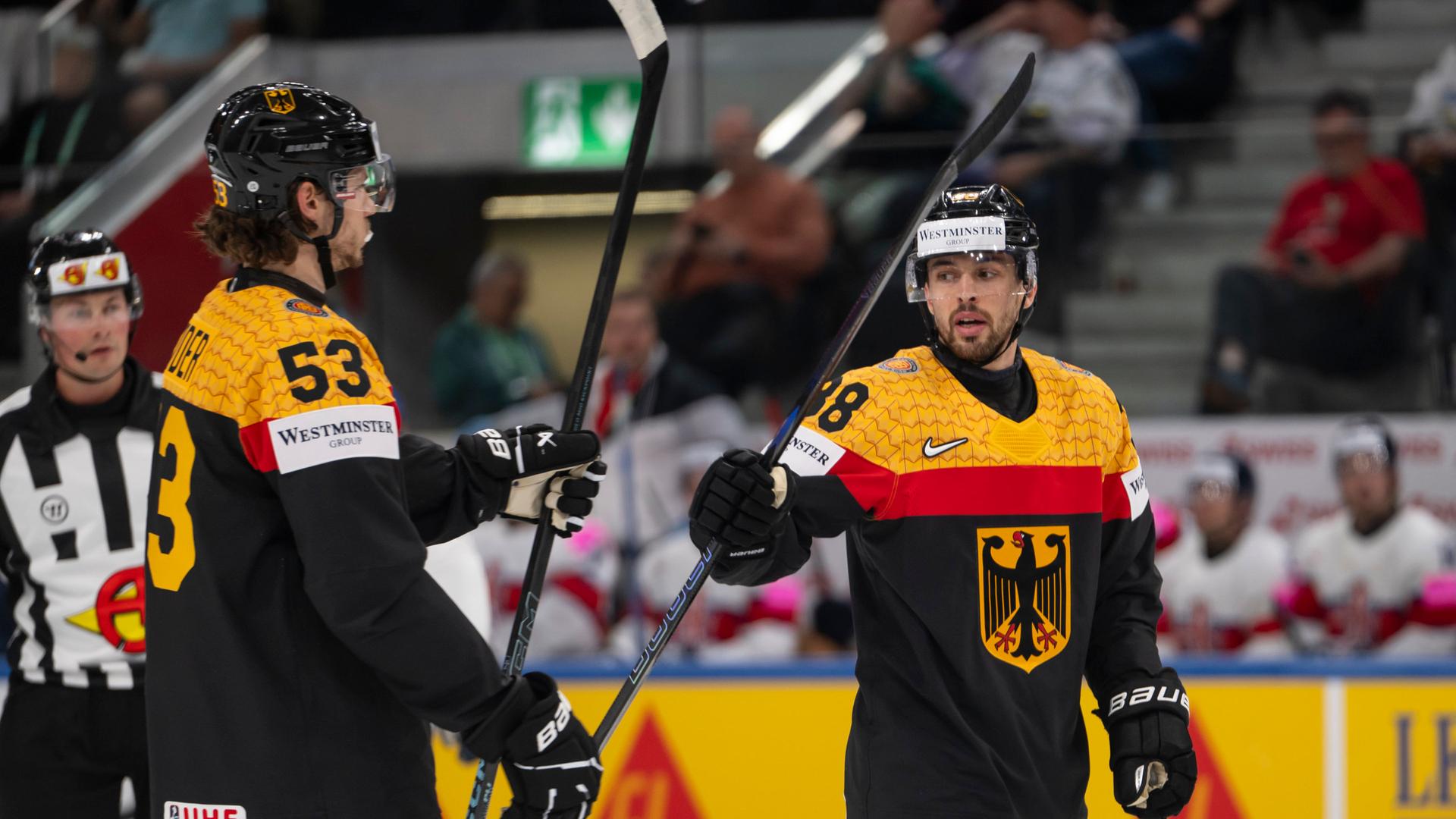 Fabio Wagner (r.) feiert seinen Treffer zum 3:0 mit Moritz Seider (l.) | dpa