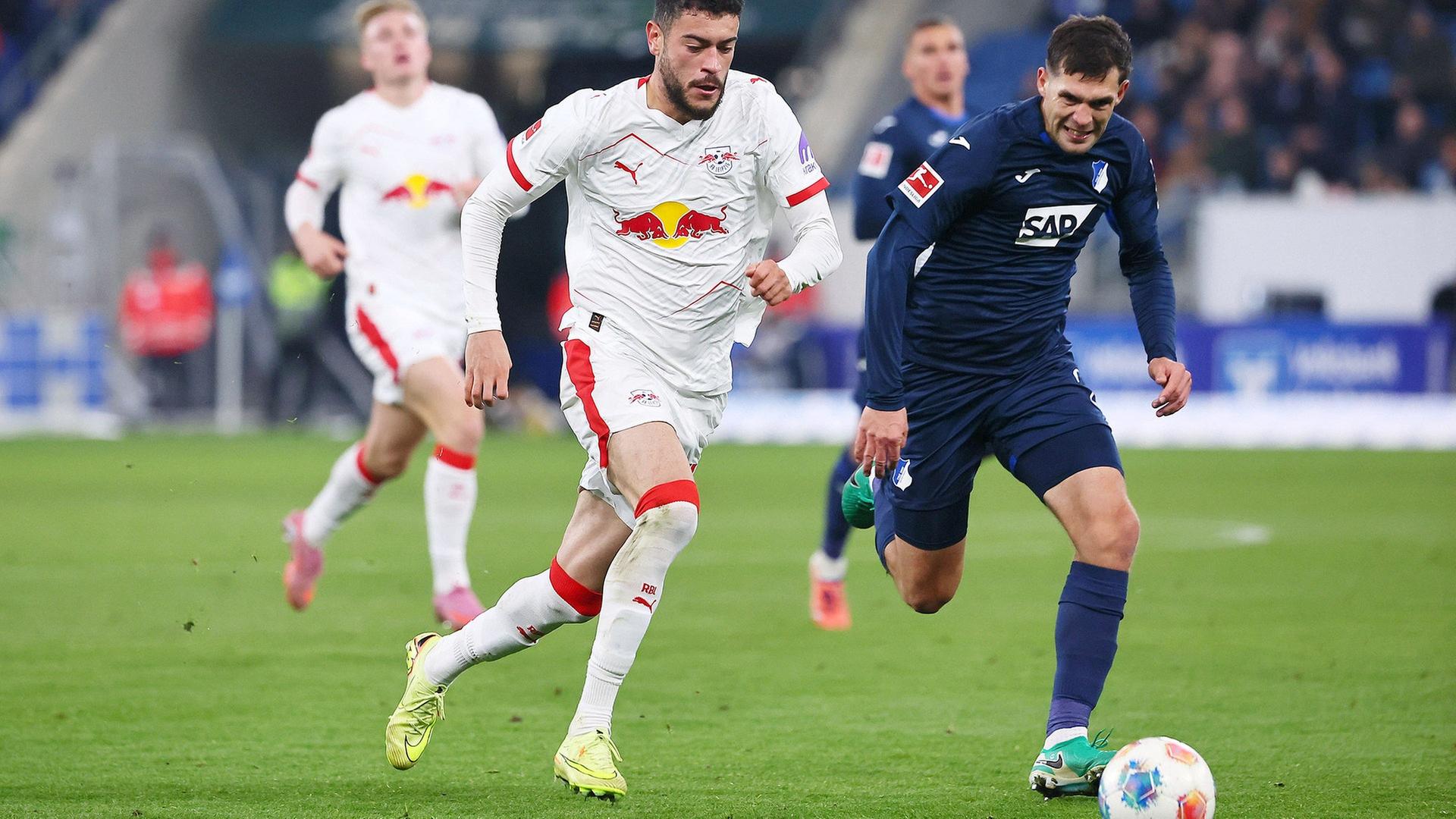 En la imagen de izq. a der.: Romulo 40 del RB Leipzig se impone a Robin Hranac 2 del Hoffenheim en una jugada que pudo ser el gol del 3:2.