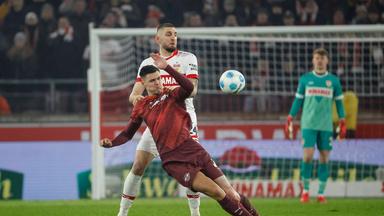 Jeff Chabot VfB Stuttgart, 24 und Benjamin Sesko RB Leipzig, 30 im Zweikampf
