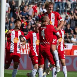 Jubel der Spieler von Essen im Spiel gegen Dresden