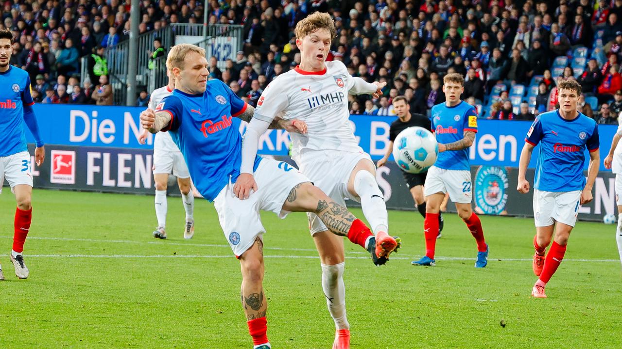 iels Tymoteusz Puchacz (l.) und Heidenheims Paul Wanner kämpfen um den Ball. | dpa/Frank Molter