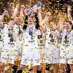 Kiels Spieler präsentieren den zuvor gewonnenen DHB-Pokal.