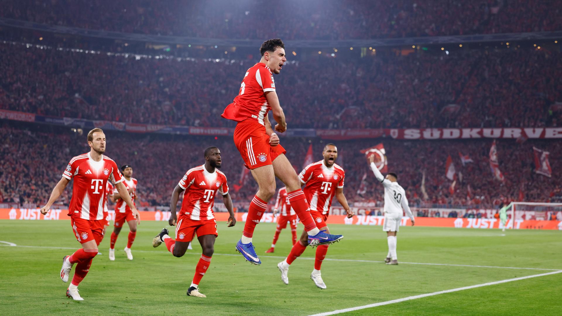 Bayerns Aleksandar Pavlovic bejubelt seinen Treffer zum 1:1-Ausgleich gegen Real | IMAGO / ZUMA Press Wire