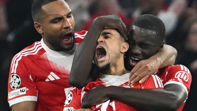 Luis Diaz feiert mit Dayot Upamecano und Jonathan Tah