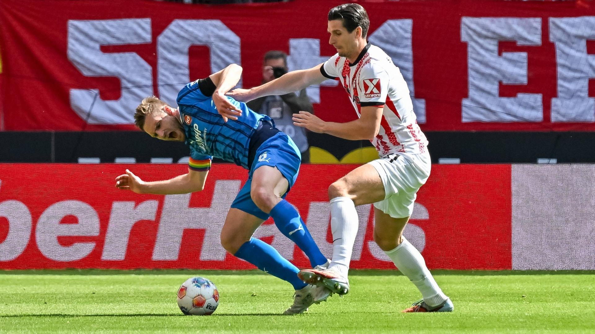 Patrick Mainka und Igor Matanovic im Zweikampf.  | IMAGO, IMAGO / Eibner