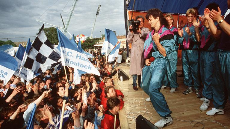 Hansa Rostocks Gernot Alms feiert 1991 die letzte DDR-Meisterschaft mit den Fans | imago Hansa Rostocks Gernot Alms feiert 1991 die letzte DDR-Meisterschaft mit den Fans