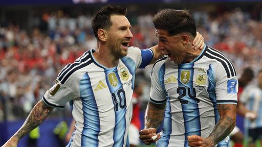 Lionel Messi (l.) trifft gegen Argentinien und wird damit zum WM-Rekordtorschützen