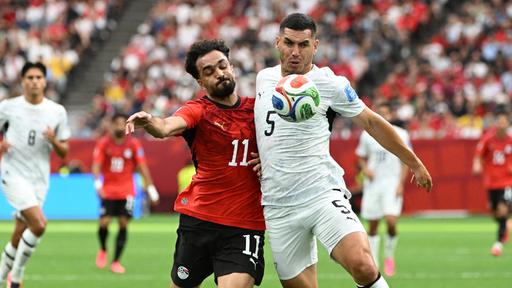 Mostafa Zico(l.) im Zweikampf mit Michael Boxall