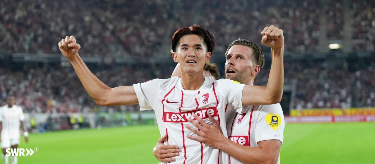 Spieler des SC Freiburg jubeln über ein Tor gegen Motherwell FC.
