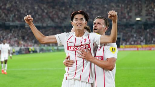 Spieler des SC Freiburg jubeln über ein Tor gegen Motherwell FC.