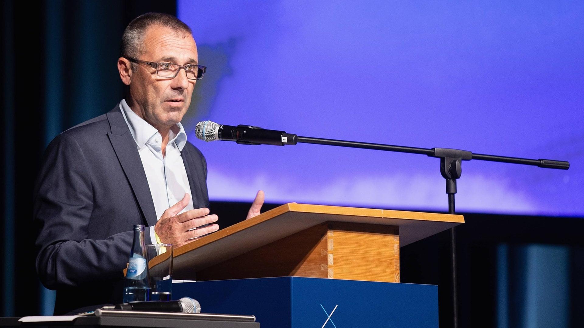 Jörg Albrecht von der TSG Hoffenheim an einem Rednerpult | IMAGO, IMAGO / HMB-Media