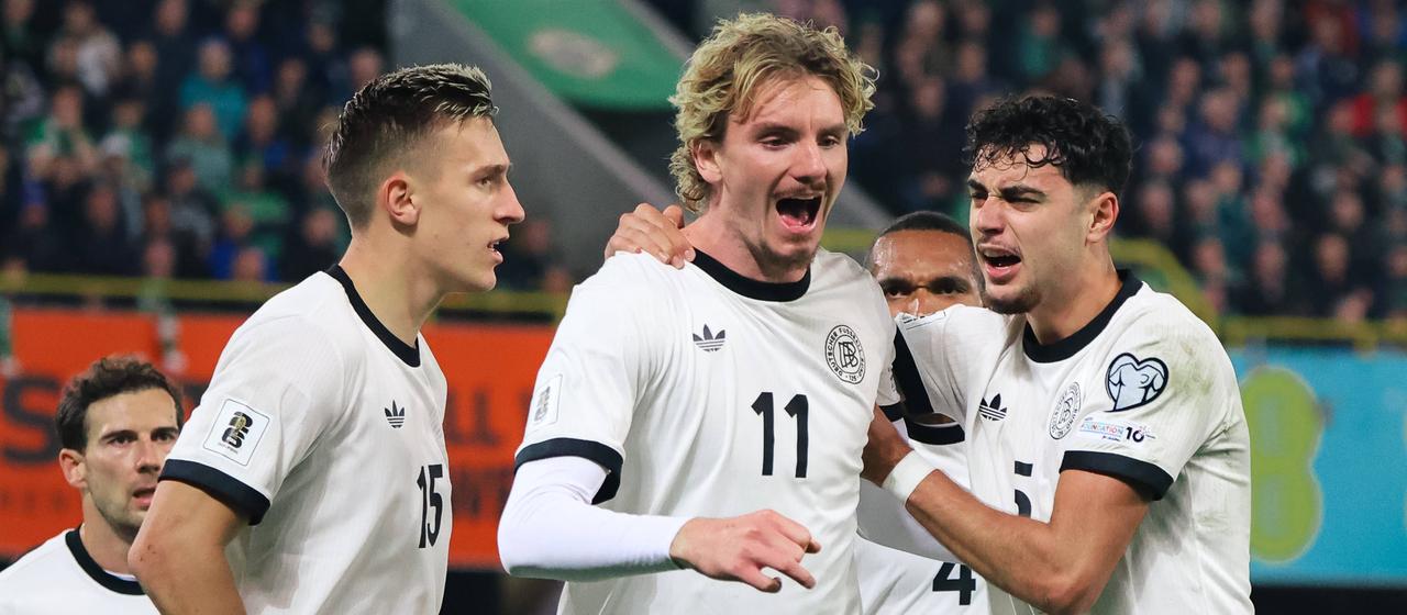 Jubelnde deutsche Spieler beim WM-Qualifikationsspiel in Nordirland | Imago Jubelnde deutsche Spieler beim WM-Qualifikationsspiel in Nordirland