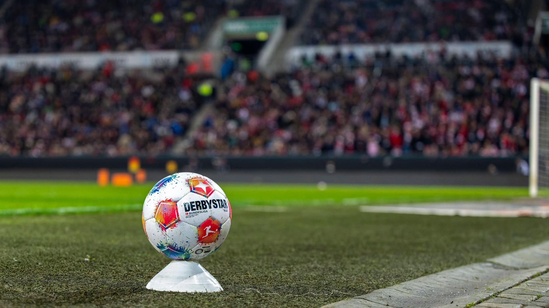 Ein Ersatzball auf einem Hütchen bei einem Heimspiel des FC Augsburg | Imago