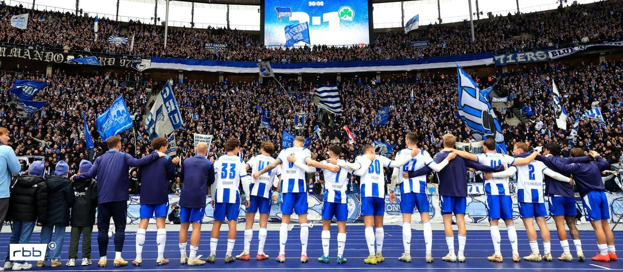 Die Spieler und Fans von Hertha BSC jubeln gemeinsam nach dem Sieg gegen Fürth. (Foto: IMAGO / Nordphoto)