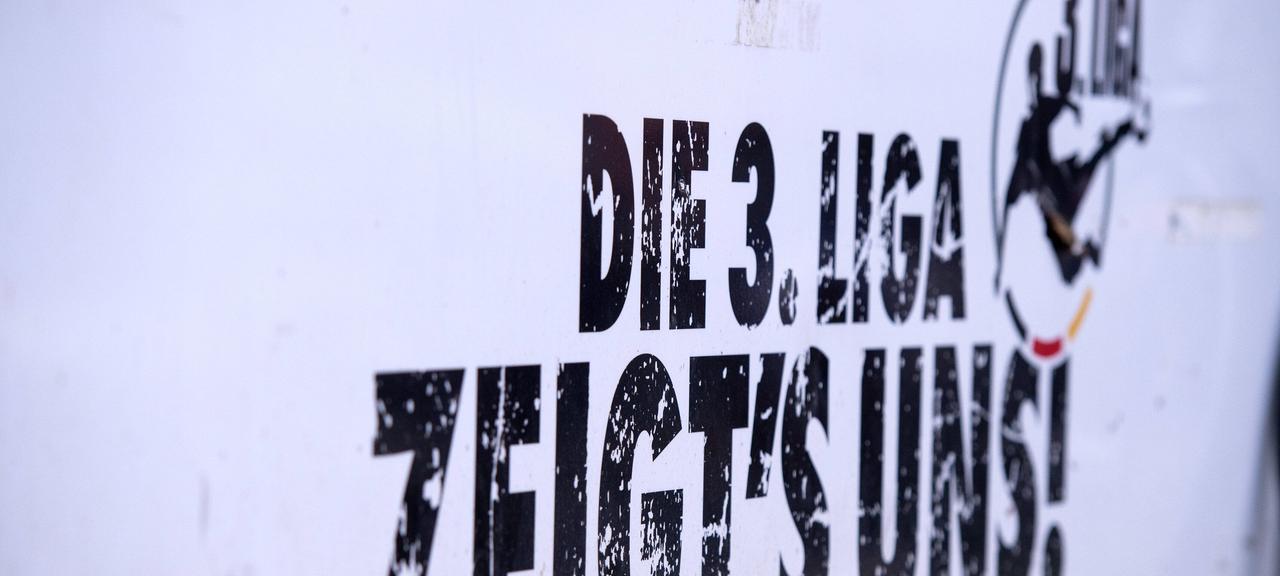 Schriftzug: Die 3. Liga zeigt's uns | Noah Wedel via www.imago-images.de Schriftzug: Die 3. Liga zeigt's uns