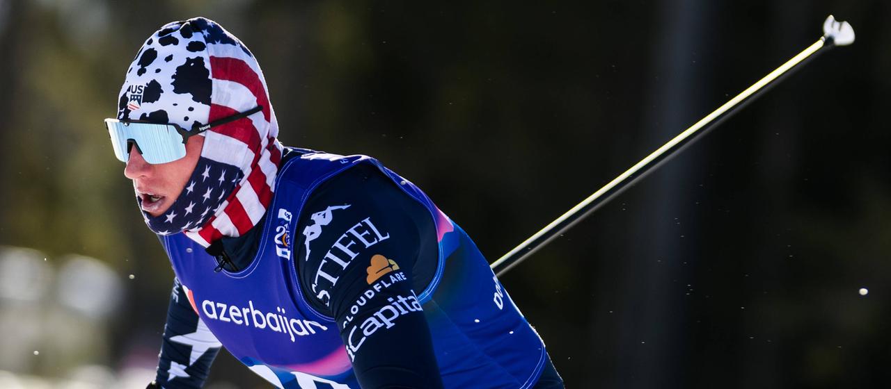 Gus Schumacher aus den USA im Massenstart von Toblach