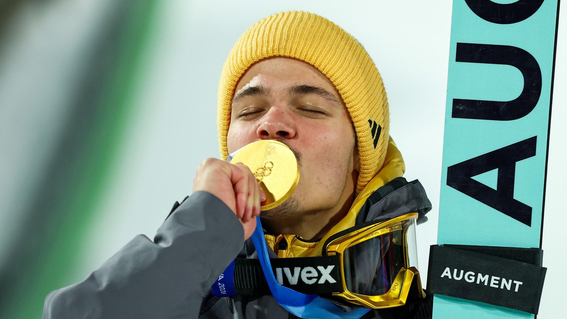 Der deutsche Skispringer Philipp Raimund küsst seine Goldmedaille | picture alliance/dpa/Revierfoto | Revierfoto