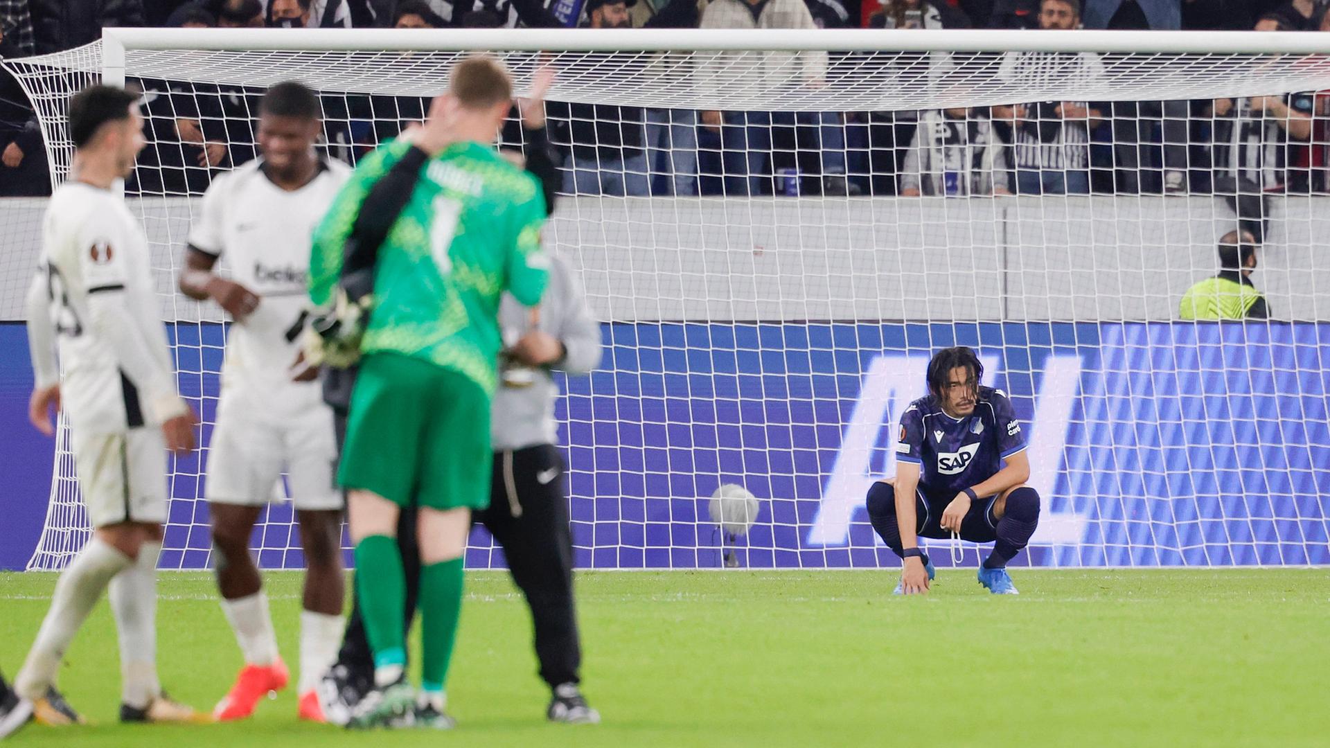 Koki Machida sitzt nach Abpfiff enttÃ¤uscht auf dem Rasen, links feiern die Besiktas-Spieler ihren Sieg | IMAGO/HMB-Media