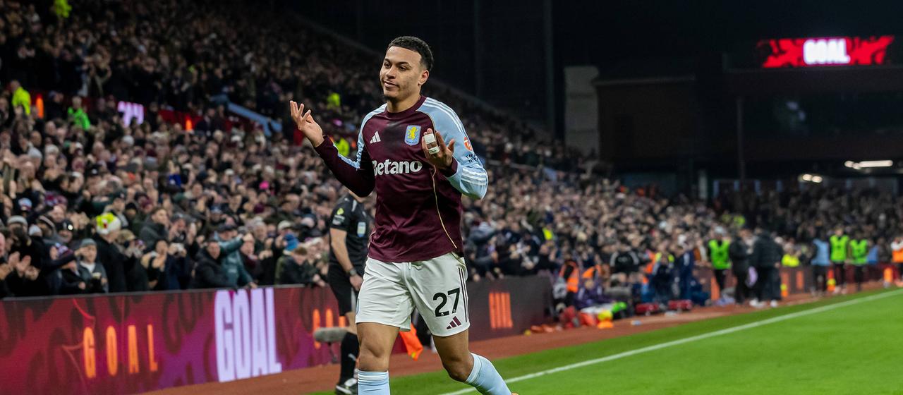 Morgan Rogers i Aston Villas feston arritjen e një goli në ndeshjen kundër Manchester United