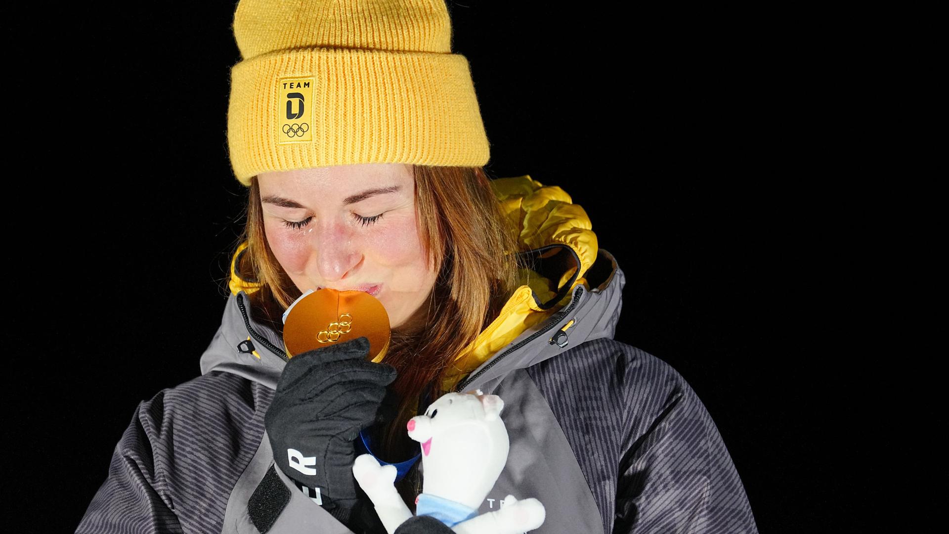 Julia Taubitz (Deutschland) kÃ¼sst die Goldmedaille bei der Siegerehrung | Michael Kappeler/dpa