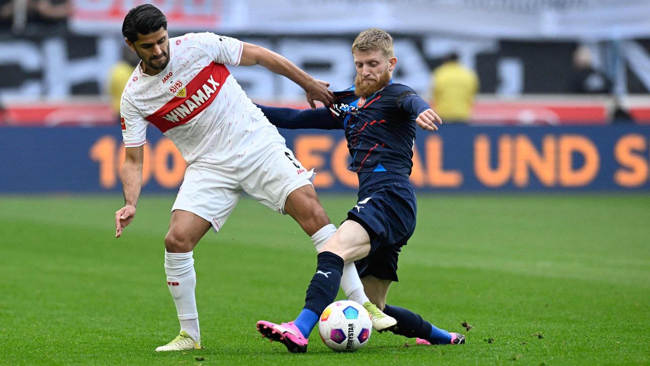 Stuttgarts Mahmoud Dahoud (l.) und Heidenheims Jan-Niklas Beste im Zweikampf | AFP