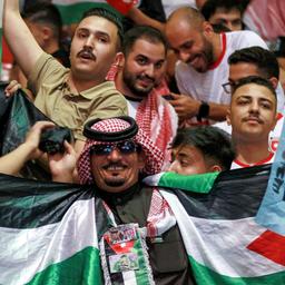 Jordanische Fans jubeln während des Spiels gegen den Oman