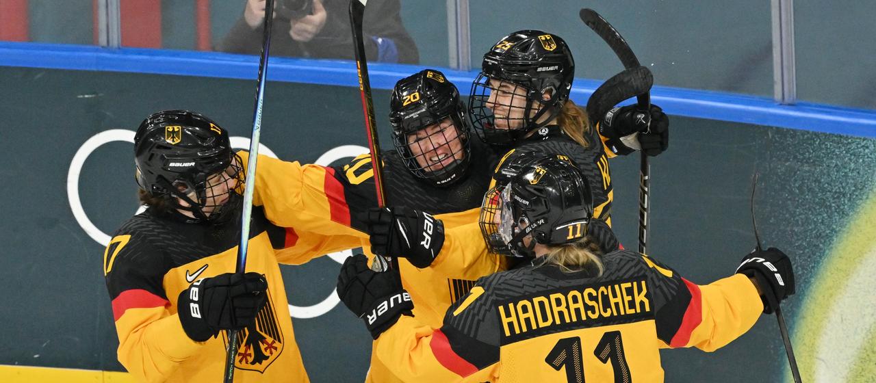 Emily Nix (l, Deutschland) freut sich mit ihren Mitspielerinnen über ihr Tor zum 1:1