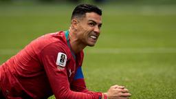 Cristiano Ronaldo liegt frustreiert auf dem Rasen