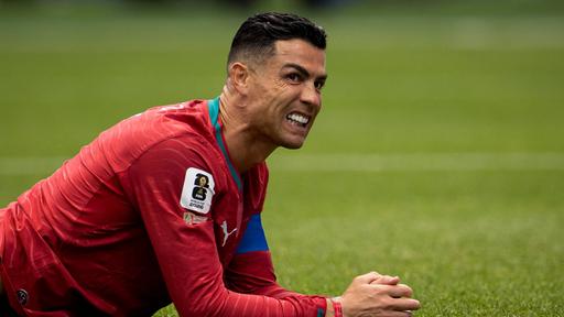 Cristiano Ronaldo liegt frustreiert auf dem Rasen