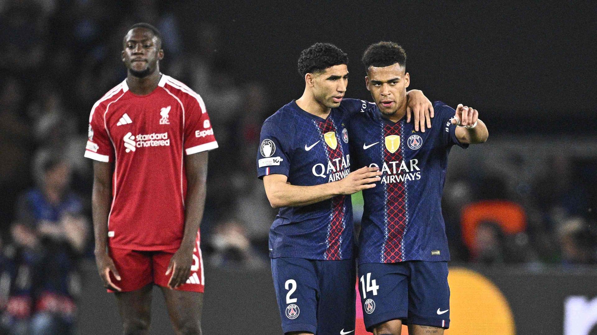 Der Pariser TorschÃ¼tze Desire Doue (r.) bejubelt seinen Treffer im Spiel gegen den FC Liverpool mit Teamkollege Achraf Hakimi (m.) | AFP