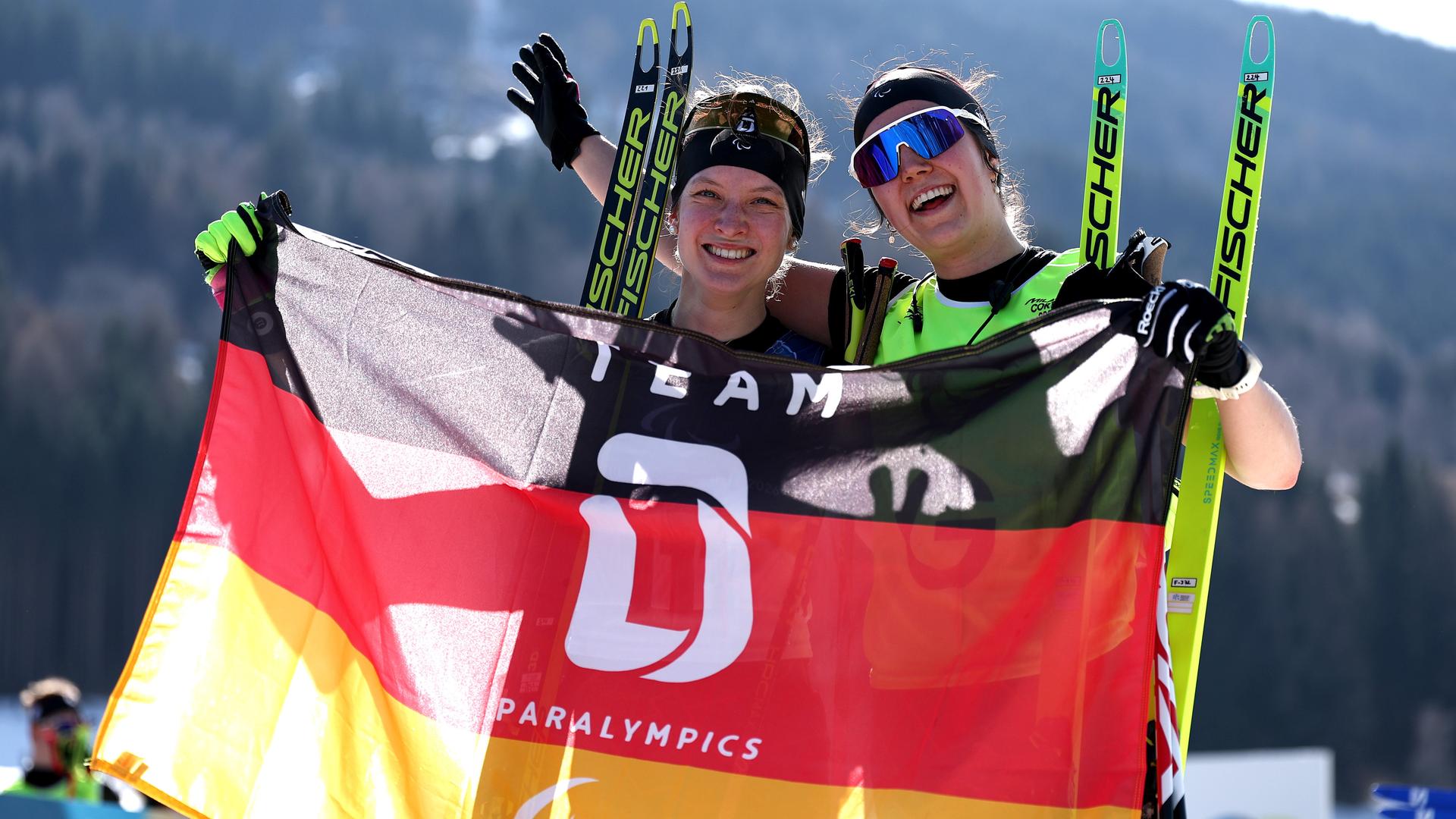 Johanna Recktenwald und Emily Weiss bejubeln Bronze | Getty Images/Buda Mendes