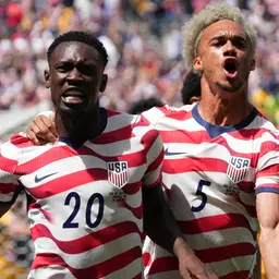 Folarin Balogun jubelt mit Antonee Robinson