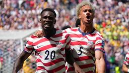 Folarin Balogun jubelt mit Antonee Robinson