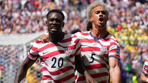 Folarin Balogun jubelt mit Antonee Robinson