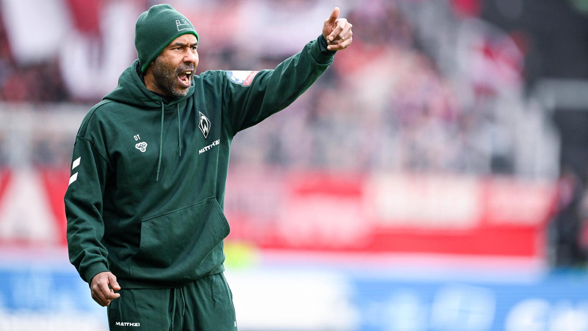 Werders Fußball-Trainer Daniel Thioune gestikuliert an der Seitenlinie und ruft Kommandos. | Imago | Osnapix