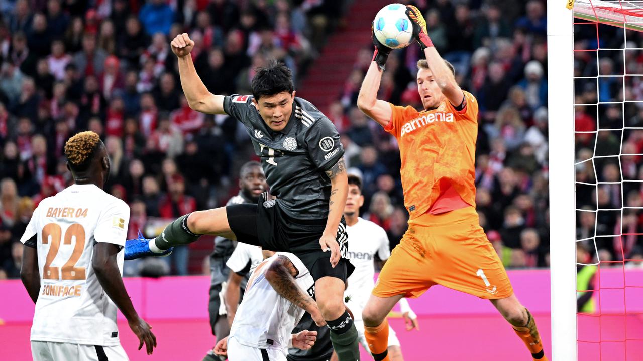 Leverkusens Torhüter Lukas Hradecky (r) kommt vor Münchens Minjae Kim (M) an den Ball. | Sven Hoppe/dpa