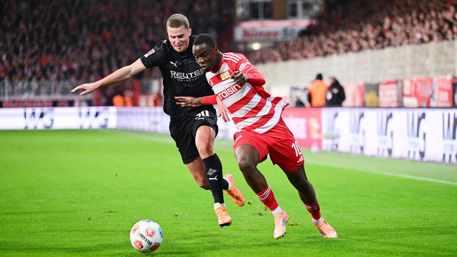 Nico Elvedi (l.) im Zweikampf mit Ilyas Ansah (r.) | WITTERS