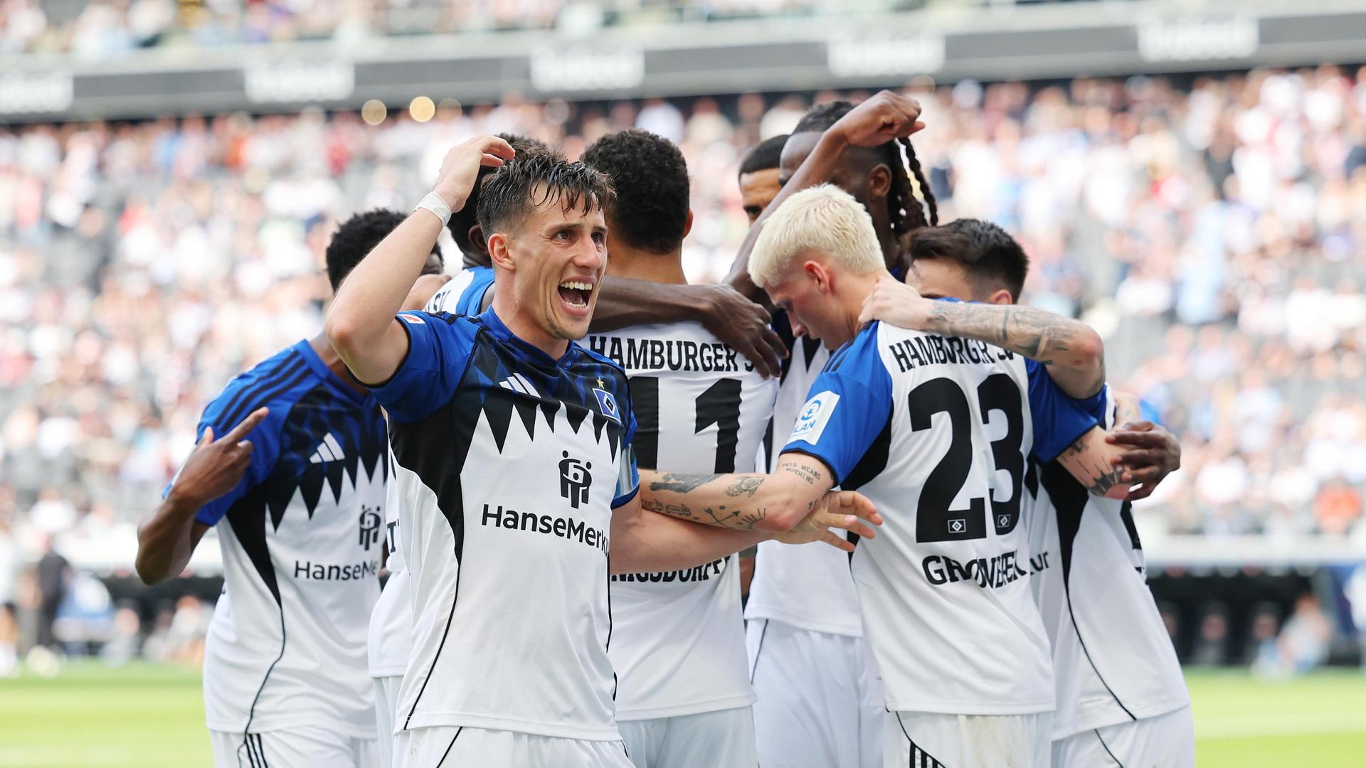 Der HSV bejubelt einen Treffer gegen Eintracht Frankfurt | WITTERS