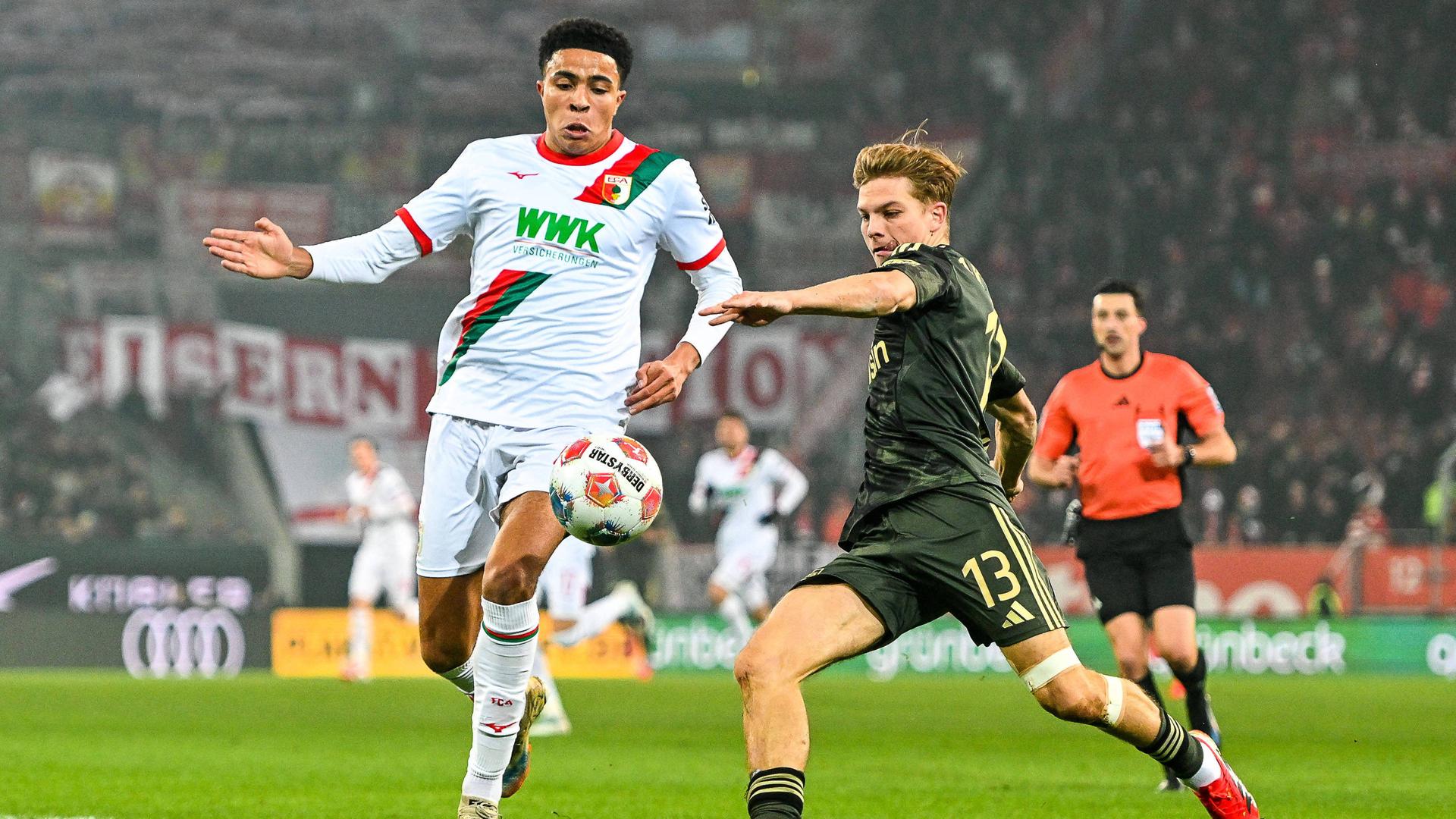 Augsburgs Noahkai Banks im Zweikampf mit Union Berlins Andras Schäfer | IMAGO/nordphoto GmbH / Hafner